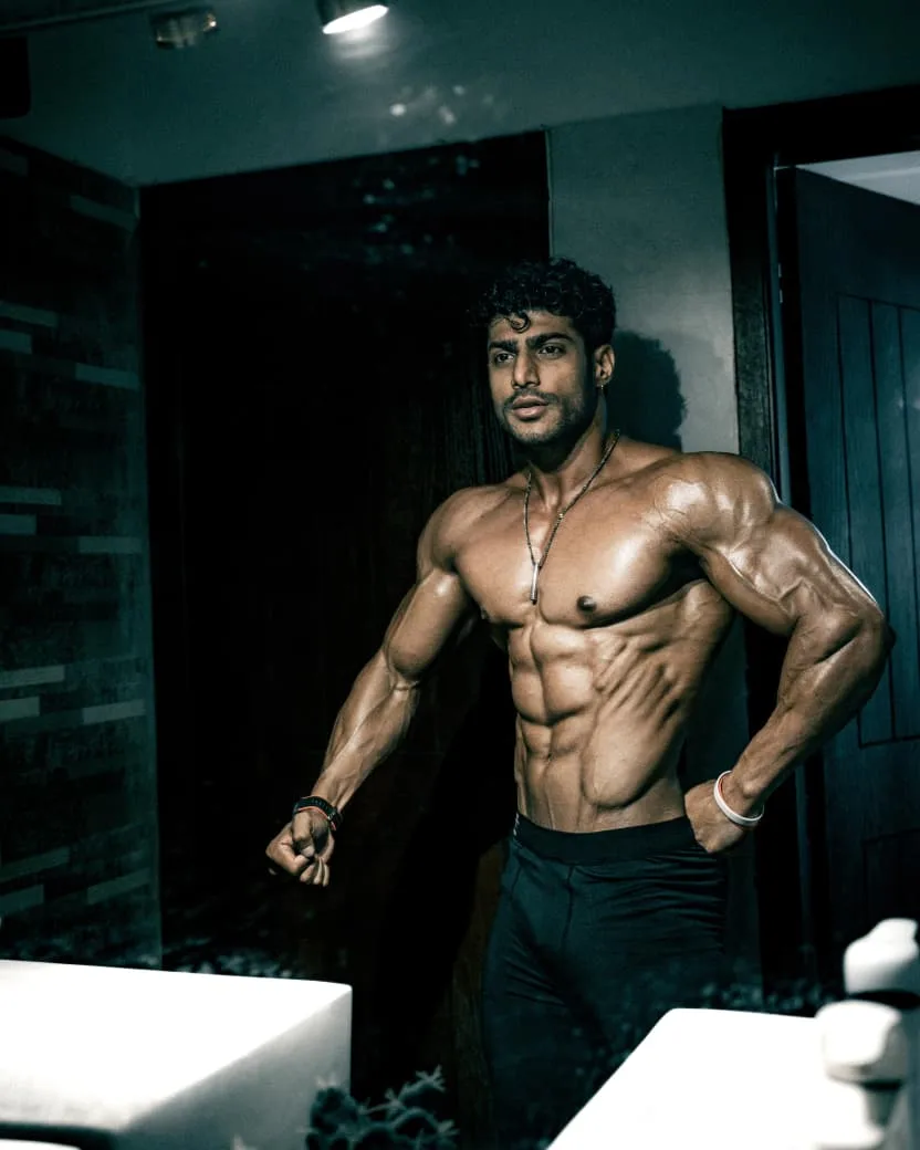 Zohaib Alam flexing in a mirror